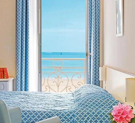 Bleues Caroline Hotel 3*